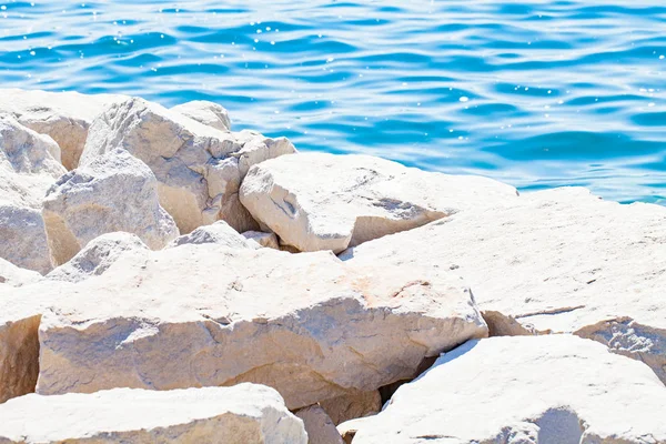 Yaz aylarında üzerinde deniz kıyısı