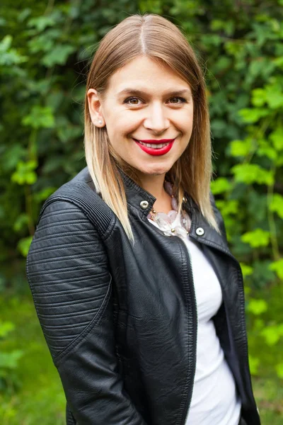 Gülümseyen genç kadın