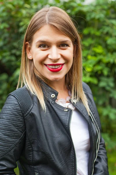 Gülümseyen genç kadın