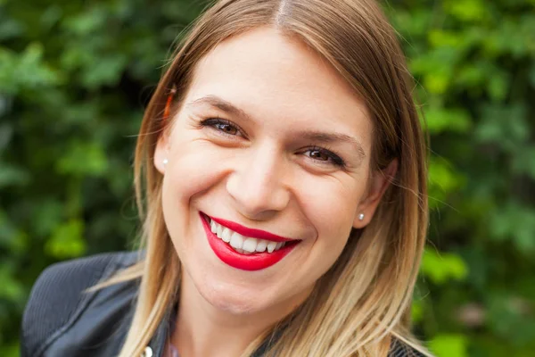 Güzel gülümseyen kadın kapatmak