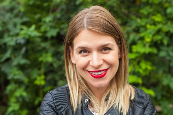 Güzel gülümseyen kadın kapatmak