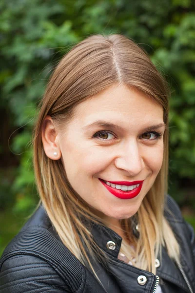 Güzel gülümseyen kadın kapatmak