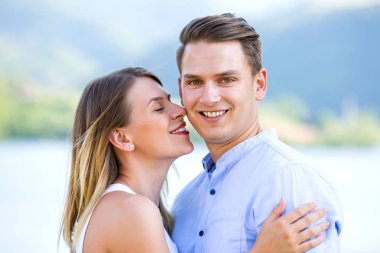 genç çifte sarılma