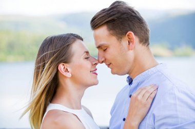 genç çifte sarılma