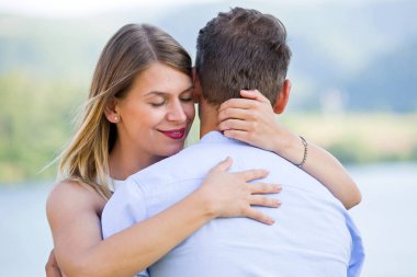 Güzel çift cuggling açık