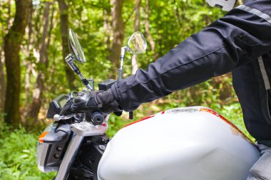 Motosiklet yola park edilmiş.