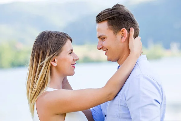 Couple amoureux en plein air — Photo