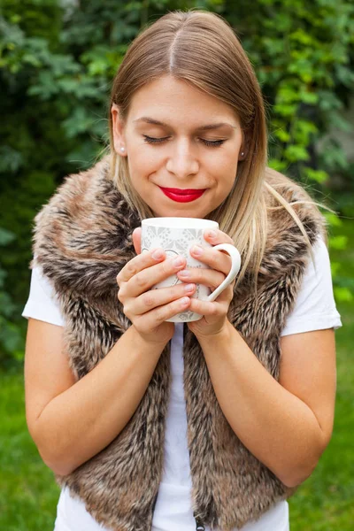 Mujer sosteniendo una taza de café —  Fotos de Stock