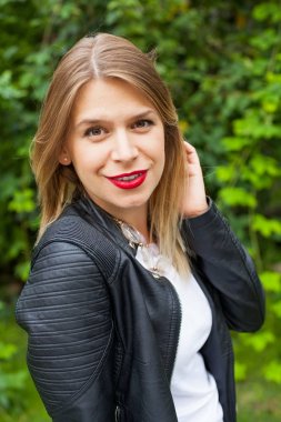 Çekici genç hanım açık