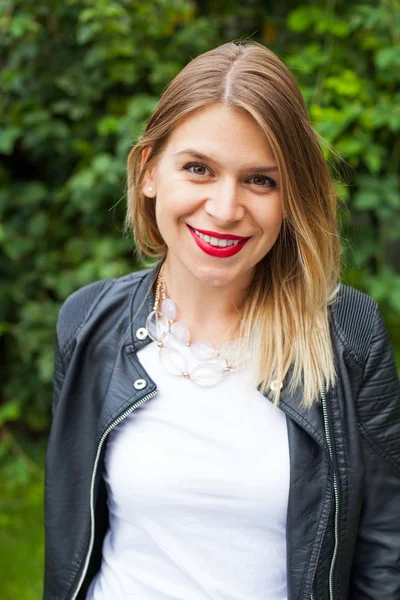 Çekici genç hanım açık