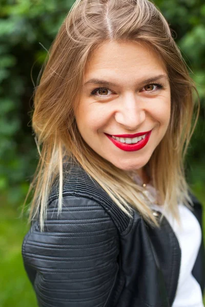 Çekici genç hanım açık