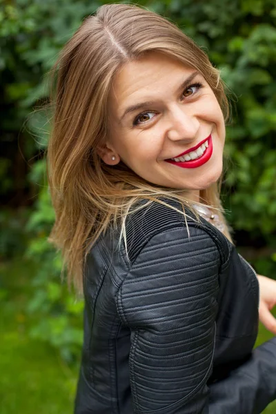 Çekici genç hanım açık