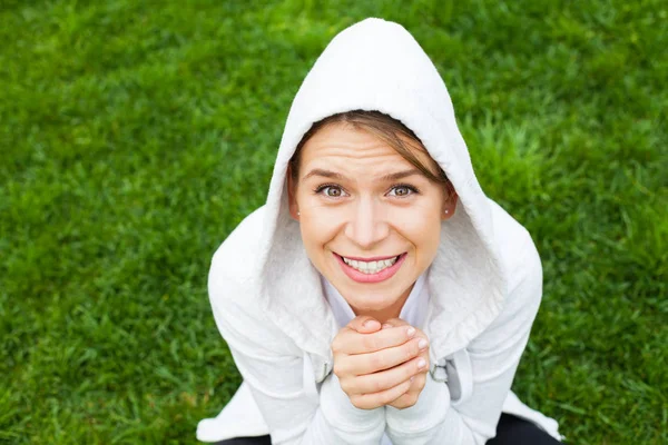 Žena s úsměvem a venkovní hoodie — Stock fotografie