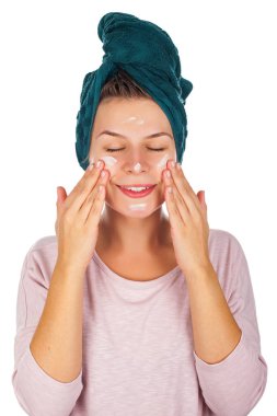 Kadın bathtowel appying yüz kremi ile
