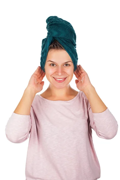 सिर पर तौलिया के साथ मुस्कुरा रही महिला — स्टॉक फ़ोटो, इमेज