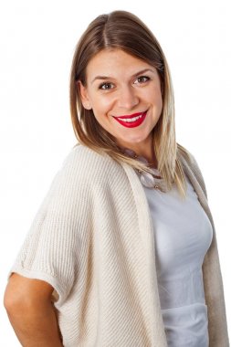 Kırmızı dudaklı gülümseyen sevimli kadınla