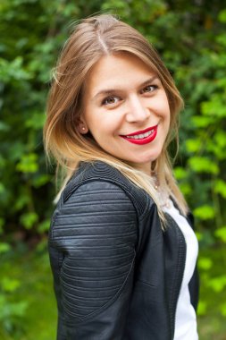 Çekici genç hanım açık