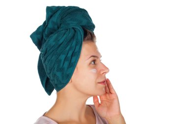 Kadın uygulanan yüz nemlendirici