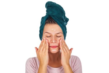 Kadın uygulanan yüz nemlendirici