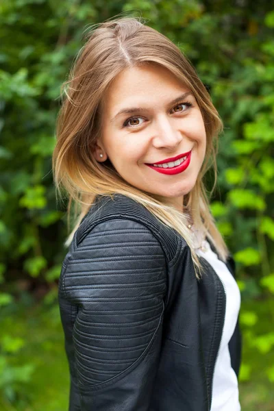 Çekici genç hanım açık