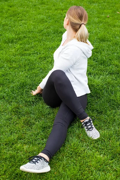 Йога упражнения в парке — стоковое фото