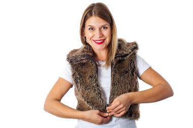 Kırmızı dudaklar ve kürk yelek ile çekici hanım