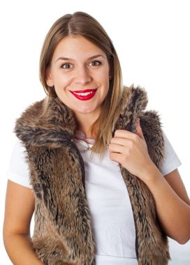 Kırmızı dudaklar ve kürk yelek ile çekici hanım