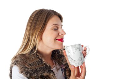 Çekici kadın sıcak çay içme