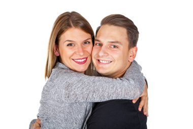 neşeli çift kucaklayan