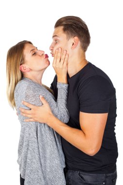 neşeli çift kucaklayan