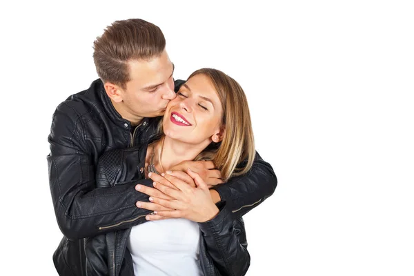 Lyckliga paret krama och kyssa — Stockfoto