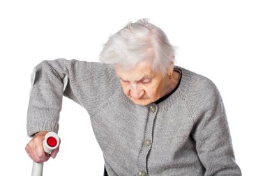 Koltuk değneği ile Engelli yaşlı kadın