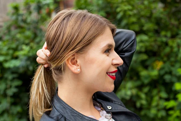 Perfil feminino rabo de cavalo penteado — Fotografia de Stock