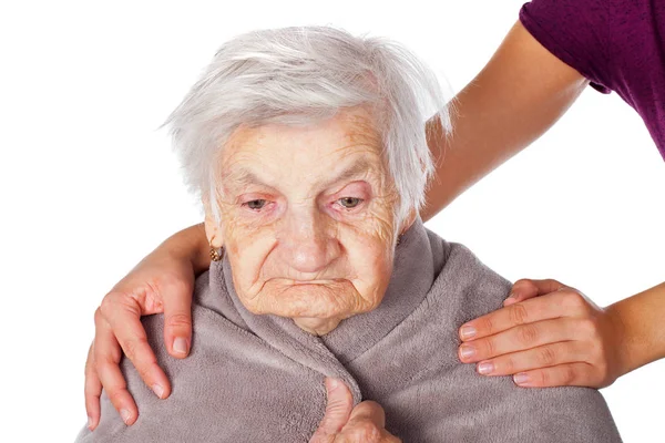 Ältere, kranke Frau mit Decke — Stockfoto