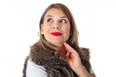 Kırmızı dudaklar ve kürk yelek ile çekici hanım