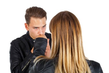 Kız arkadaşının elini öpüyor