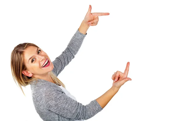 Femme heureuse pointant vers l'espace de copie — Photo