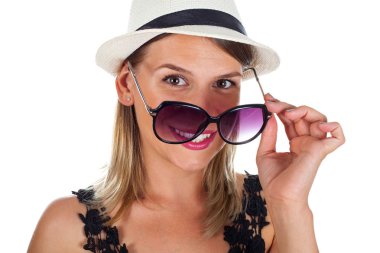  Yaz aylarında üzerinde heyecanlı genç kadın