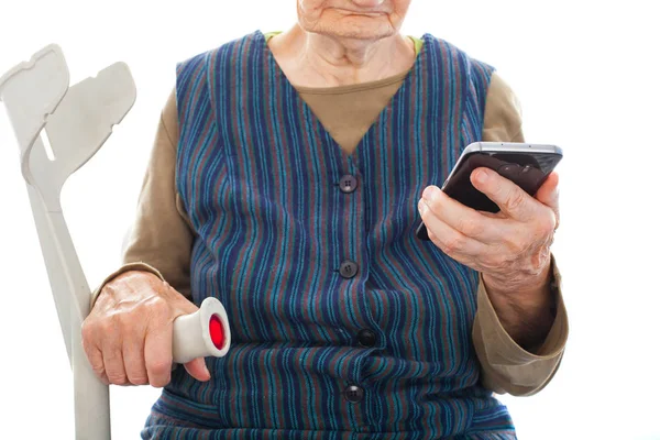 Gehandicapte bejaarde vrouw met kruk — Stockfoto