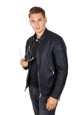 Yakışıklı genç adam.