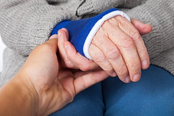 Ręka senior z bandaż elastyczny na białym tle — Zdjęcie stockowe