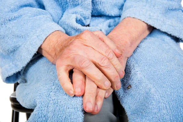 Усталые пожилые руки — стоковое фото