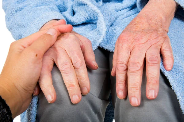 Gerimpelde senior handen — Stockfoto