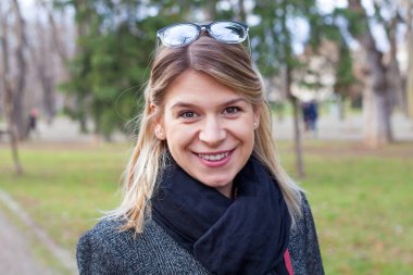 Genç kadın protrait Dostu