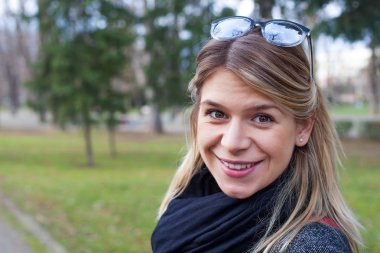 Genç kadın protrait Dostu