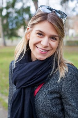 Genç kadın protrait Dostu