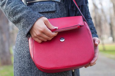 Kırmızı çanta ve el kadar kapatın