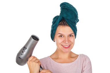 Kadın onu kurutma darbe saç gülümseyen