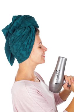 Kadın onu kurutma darbe saç gülümseyen