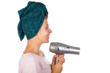 Kadın onu kurutma darbe saç gülümseyen